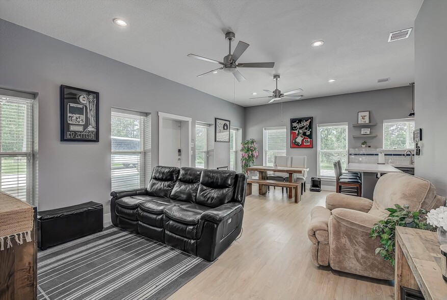 202 W Stroker Rd, Crosby, TX for sale - Interior Photo - Image 3 of 65