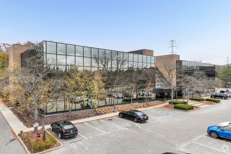 300 E Long Lake Rd, Bloomfield Hills, MI for sale - Primary Photo - Image 1 of 18