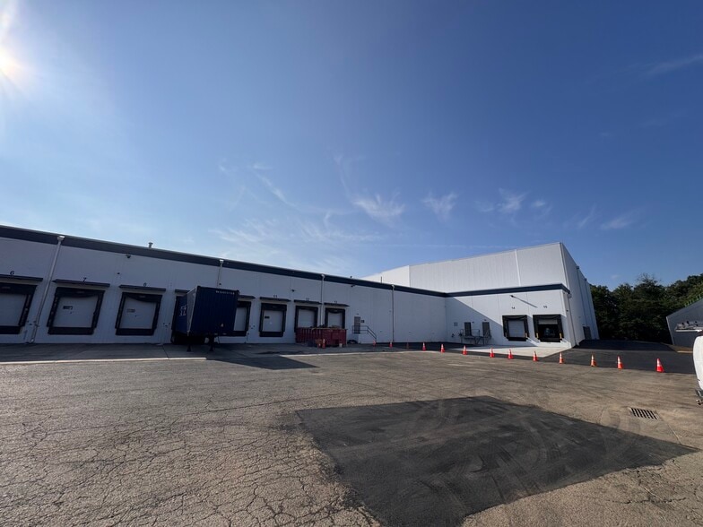 40B Cotters Ln, East Brunswick, NJ for lease - Building Photo - Image 2 of 7