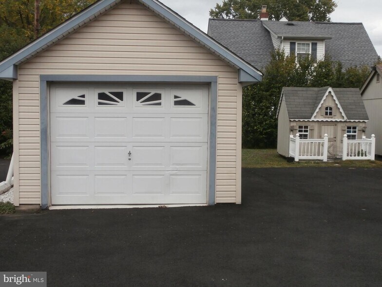 306 N Oxford Valley Rd, Fairless Hills, PA à vendre - Photo du bâtiment - Image 2 de 6