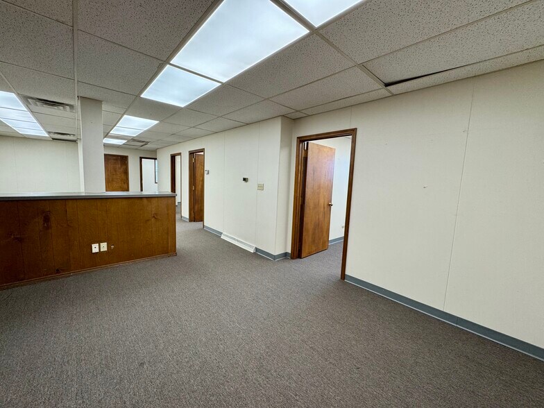 425 S Adams St, Green Bay, WI à louer - Photo du bâtiment - Image 2 de 20