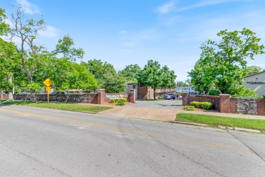 9-Condo Unit Portfolio portfolio of 9 properties for sale on LoopNet.ca - Building Photo - Image 2 of 13