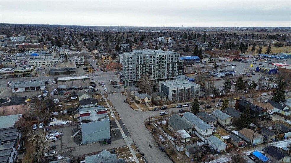 202 15 Av NE, Calgary, AB à vendre - Aérien - Image 2 de 2