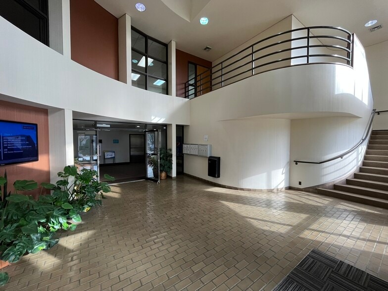 1144 Gateway Loop, Springfield, OR for lease - Building Photo - Image 2 of 8