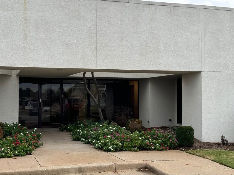 817 S Elm Pl, Broken Arrow, OK à louer - Photo du bâtiment - Image 2 de 16