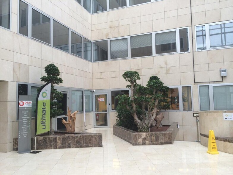 Office in Cergy for lease - Lobby - Image 2 of 5