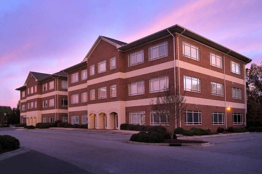 6011 Farrington Rd, Chapel Hill, NC à louer - Photo du bâtiment - Image 3 de 7