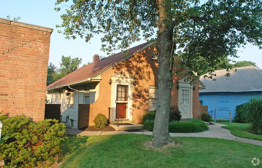 903 W Broad St, Falls Church, VA à vendre - Photo du bâtiment - Image 1 de 4