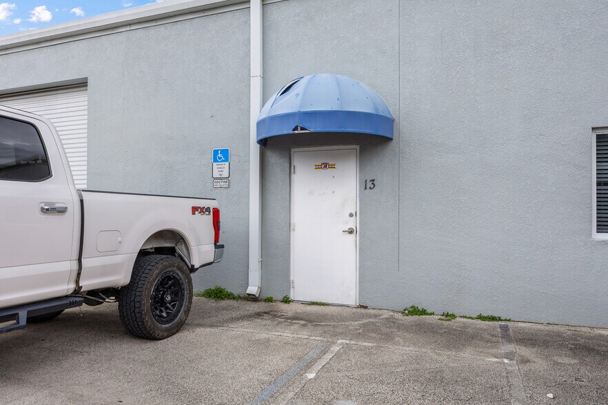 3195 New York Ave, Melbourne, FL à louer - Photo du bâtiment - Image 3 de 20