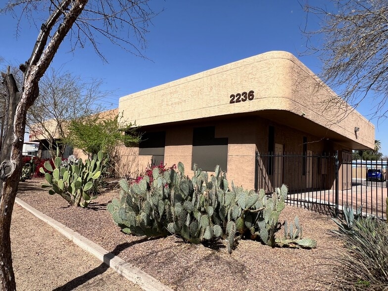 2236 W Bethany Home Rd, Phoenix, AZ for lease - Building Photo - Image 3 of 8