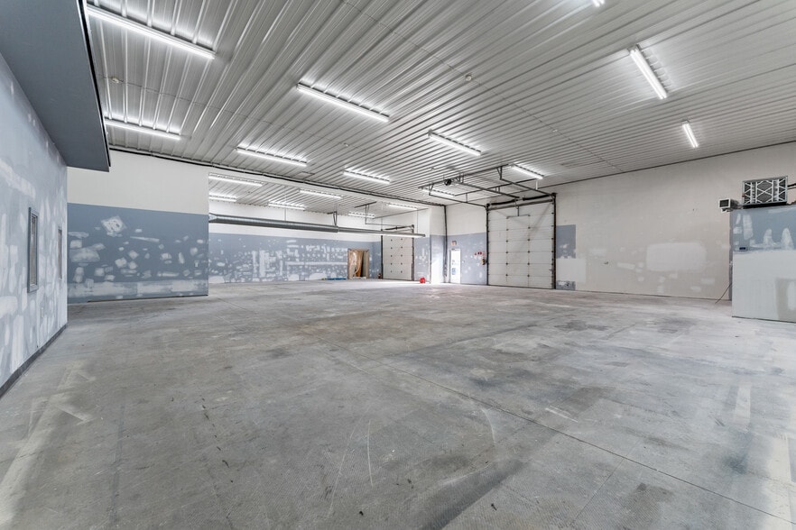 520 Industrial Dr, Carmel, IN for lease - Interior Photo - Image 3 of 8