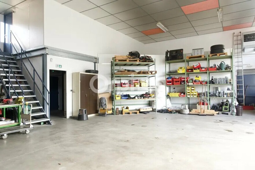 Office in Toussieu for lease - Interior Photo - Image 3 of 24