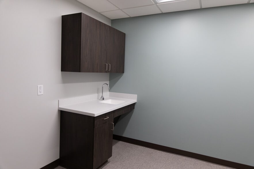 17030 Lakeside Hills Plz, Omaha, NE for lease - Interior Photo - Image 3 of 33