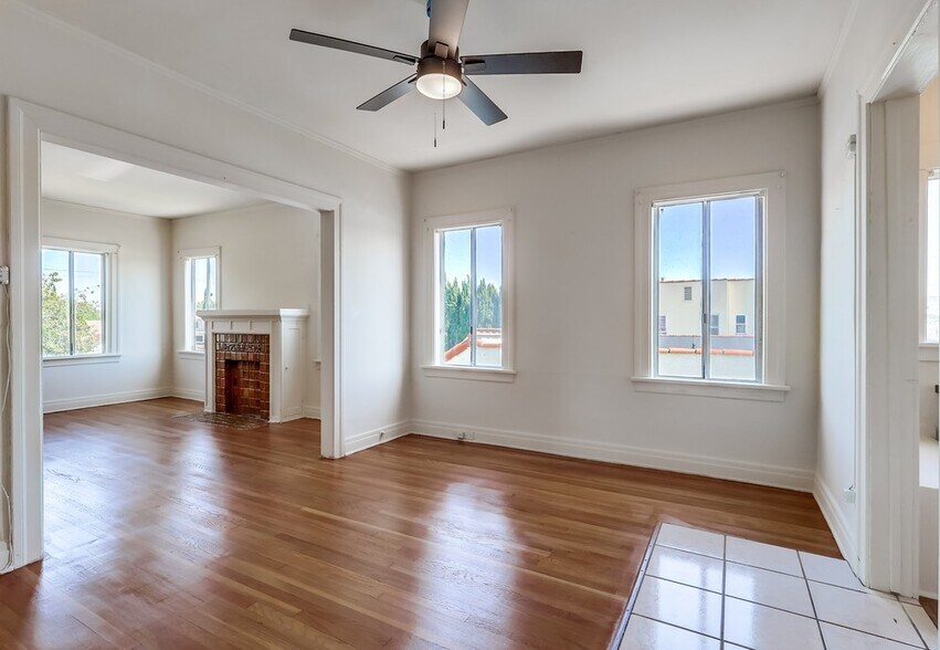 833 N Ridgewood Pl, Los Angeles, CA à vendre - Photo du bâtiment - Image 3 de 12
