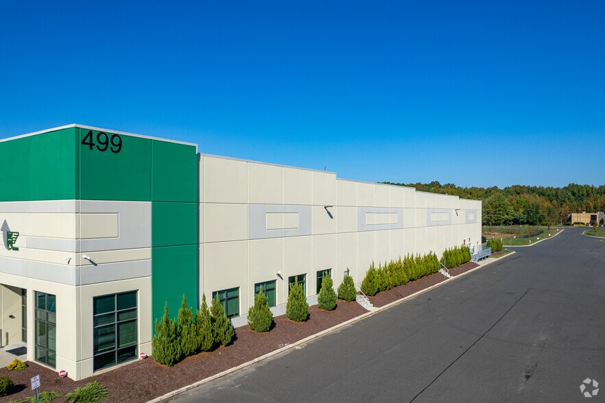 499 Commerce Dr, Burlington Township, NJ for lease - Building Photo - Image 2 of 6