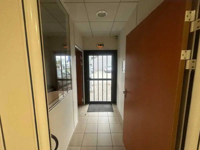 Flex dans Saint-Priest à louer - Hall d’entrée - Image 3 de 16