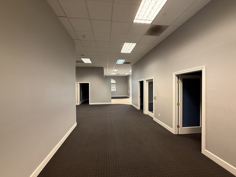 204-210 E Enos Dr, Santa Maria, CA for lease - Building Photo - Image 2 of 19