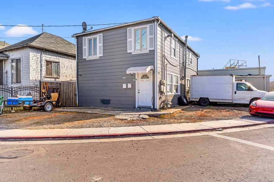 Portfolio sale Oakland portfolio of 3 properties for sale on LoopNet.ca - Primary Photo - Image 2 of 2