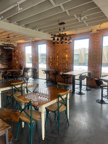 10906 105 Av NW, Edmonton, AB à louer - Photo du bâtiment - Image 2 de 10