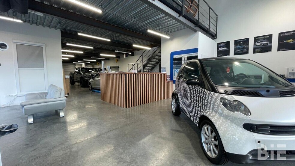 Flex in Mérignac for lease - Interior Photo - Image 3 of 9