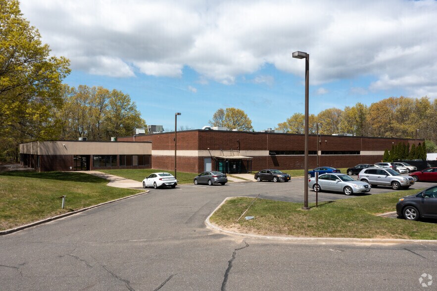 49 Natcon Dr, Shirley, NY à louer - Photo du bâtiment - Image 2 de 4