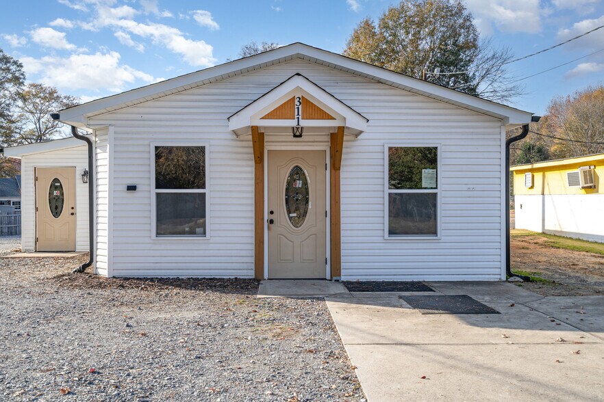 311 Beatty Dr, Belmont, NC à vendre - Photo du bâtiment - Image 2 de 24