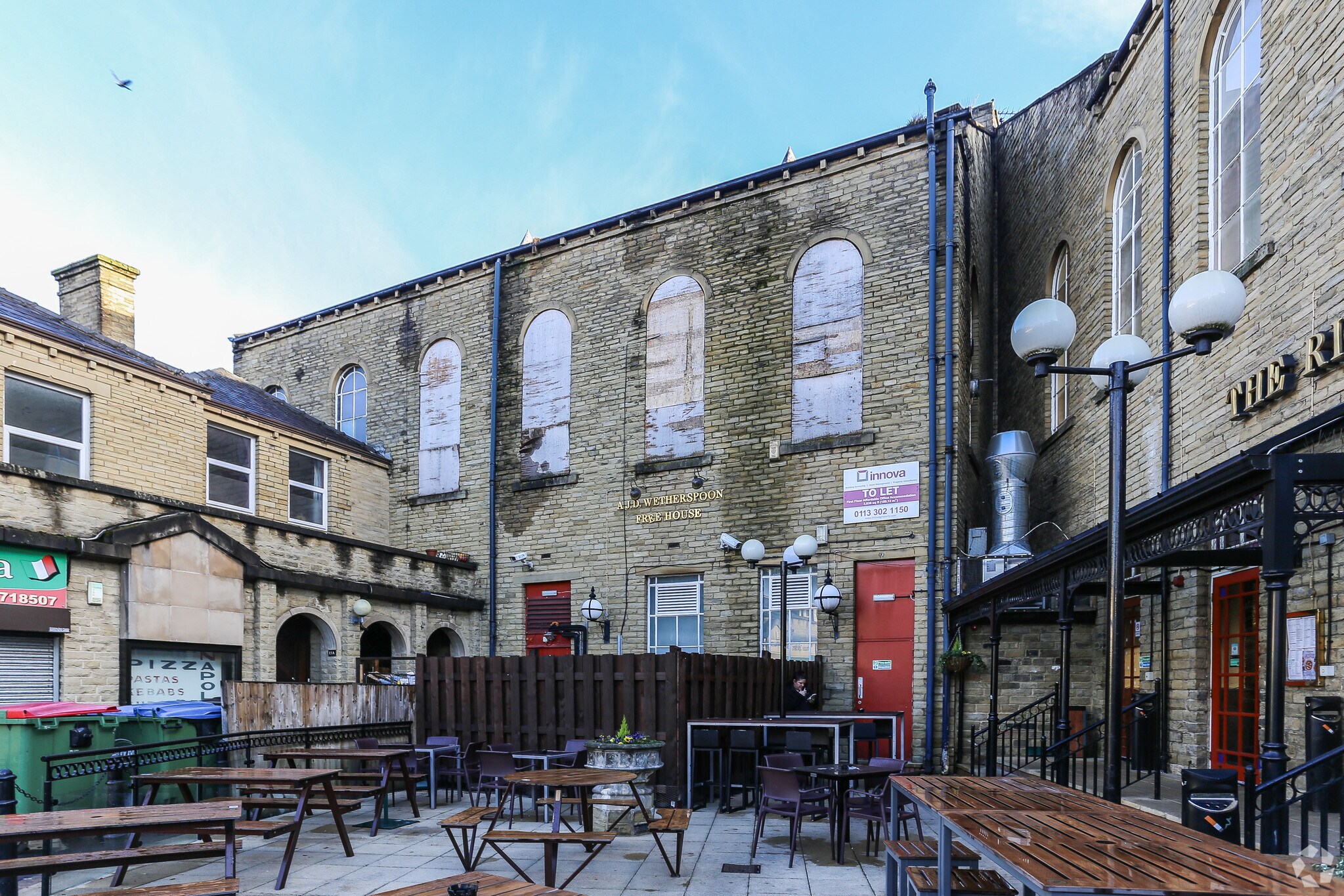 1 Hall St, Brighouse à louer Photo principale- Image 1 de 4