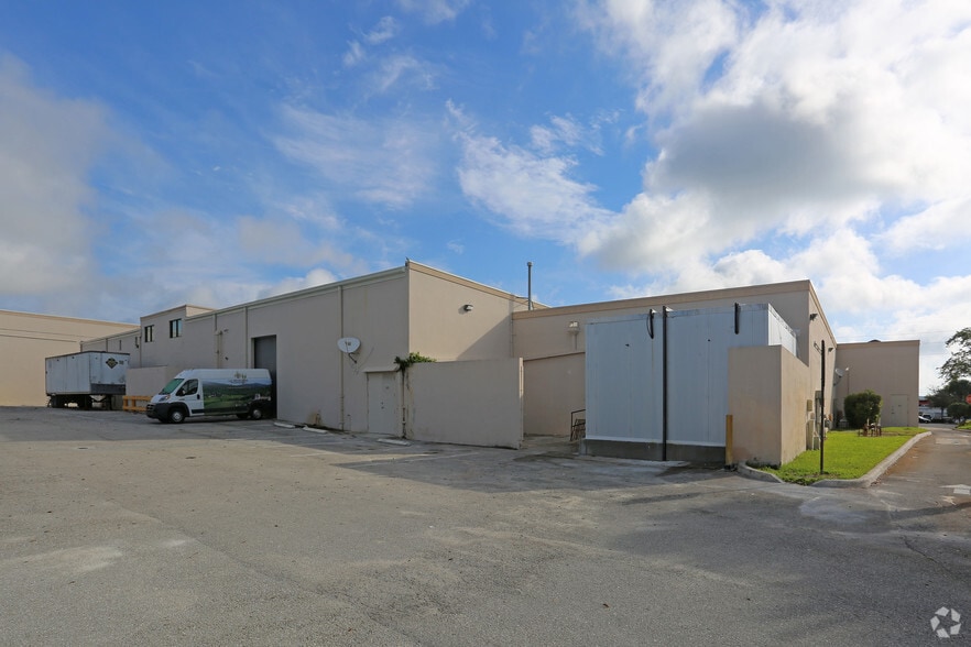 111 US Highway One, North Palm Beach, FL for lease - Building Photo - Image 2 of 4