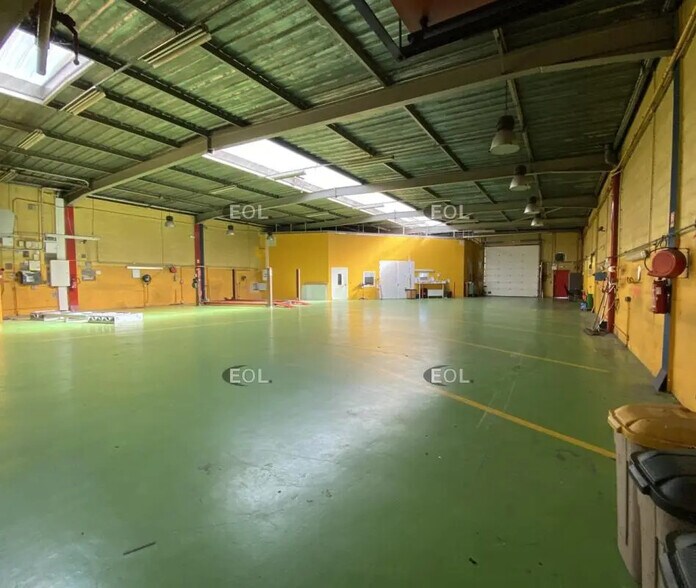 Flex in Montreuil for lease - Interior Photo - Image 2 of 6