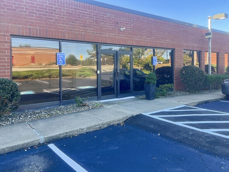 230-246 Alpha Dr, Pittsburgh, PA à louer - Photo du bâtiment - Image 2 de 21