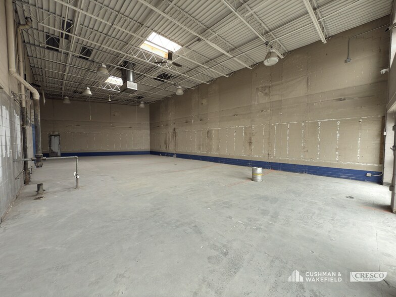 23360 Michelle Dr, Bedford Heights, OH à vendre - Photo du bâtiment - Image 3 de 7