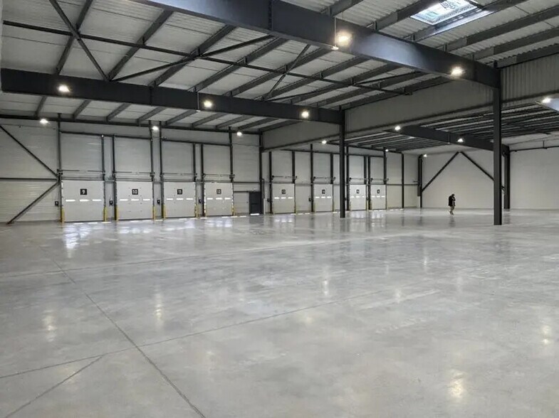 Industrial in Toulouse for lease - Interior Photo - Image 2 of 6