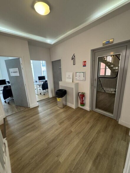 5-5 Rue Kepler, Paris à louer - Hall d’entrée - Image 3 de 6
