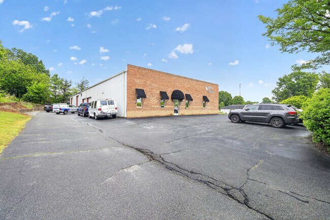 More details for 2451 W Clemmonsville Rd, Winston-Salem, NC - Industrial for Lease