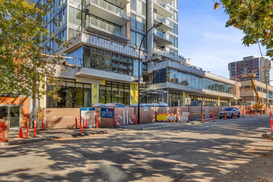 128 15th St W, North Vancouver, BC à vendre - Photo du bâtiment - Image 2 de 9