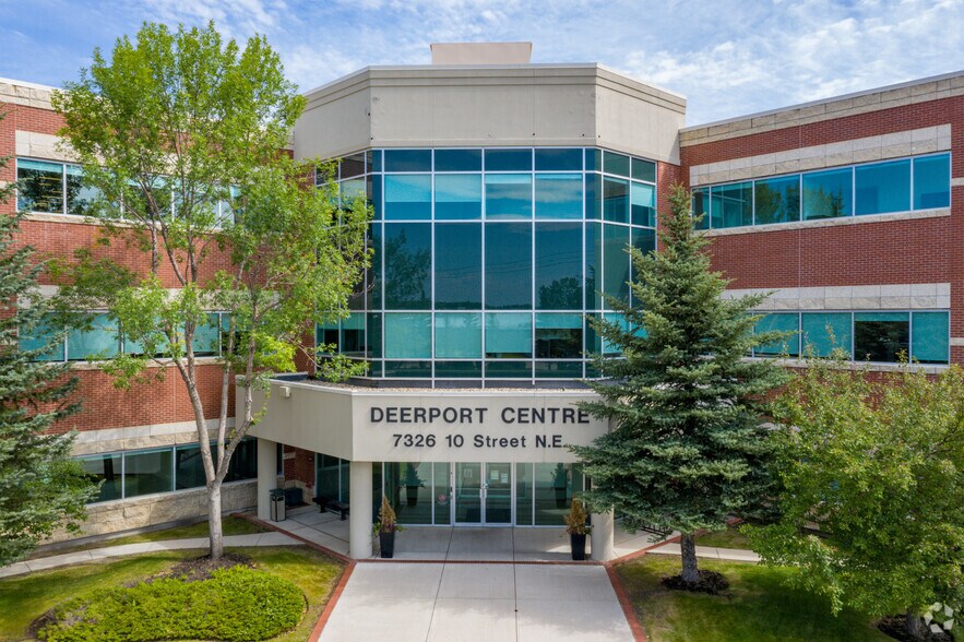 7326 10th St NE, Calgary, AB à louer - Photo du bâtiment - Image 2 de 3