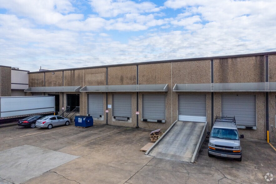 5700-5750 Campbell Rd, Houston, TX à louer - Photo du bâtiment - Image 3 de 5