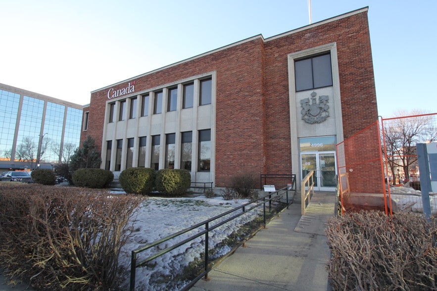 4909 50 St, Red Deer, AB à louer - Photo du bâtiment - Image 1 de 14