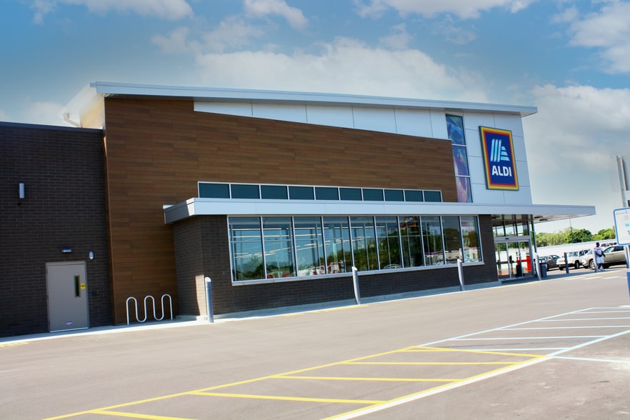 3021-3039 E Michigan Ave, Jackson, MI for sale - Building Photo - Image 2 of 7
