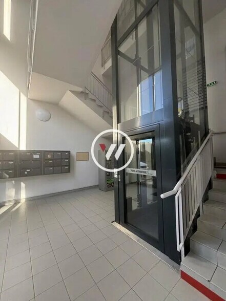 Bureau dans Aubagne à louer - Hall d’entrée - Image 2 de 11