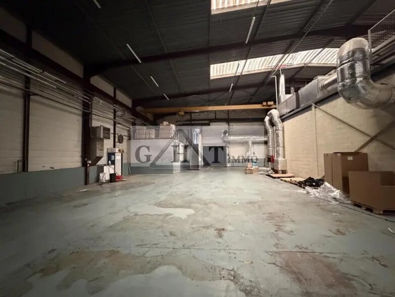 Industrial in Bondoufle for lease - Building Photo - Image 1 of 7