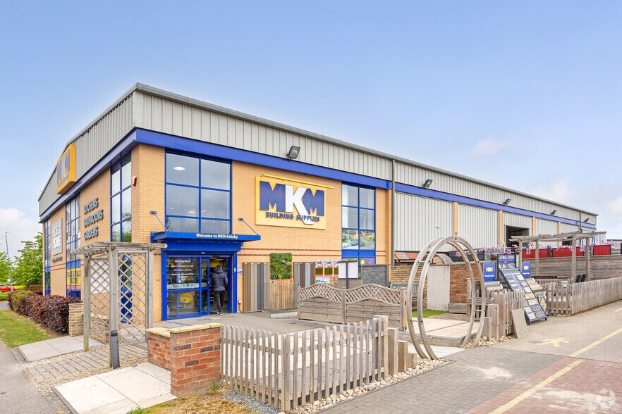MKM BUILDING SUPPLIES portefeuille de 2 propriétés à vendre sur LoopNet.ca - Photo du bâtiment - Image 1 de 3