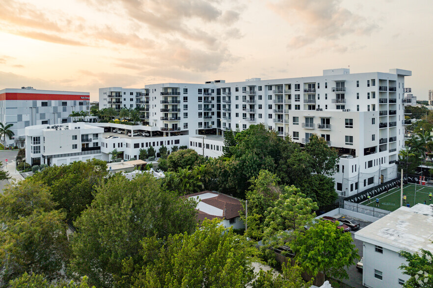 2100 SW 8th St, Miami, FL à louer - Photo du bâtiment - Image 3 de 58