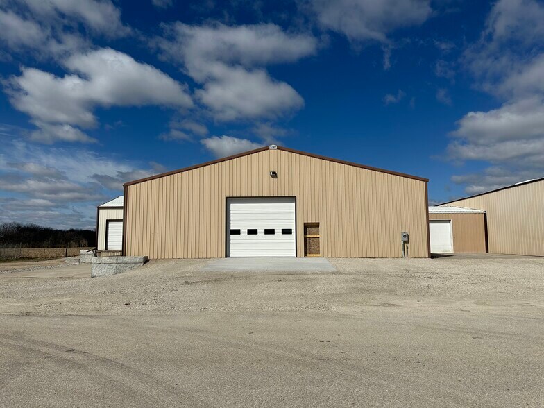 111 Walnut Ln, Colona, IL for lease - Building Photo - Image 2 of 4