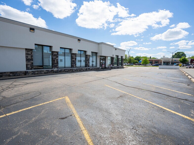 33722 Woodward Ave, Birmingham, MI à vendre - Photo du bâtiment - Image 2 de 4