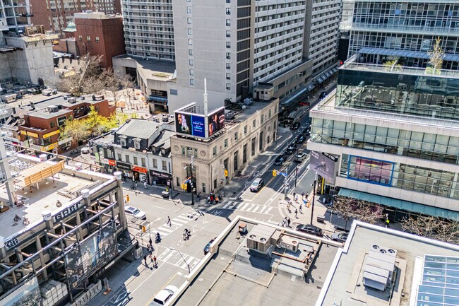 Plus de détails pour 378 Yonge St, Toronto, ON - Bureau/Commerce de détail à louer