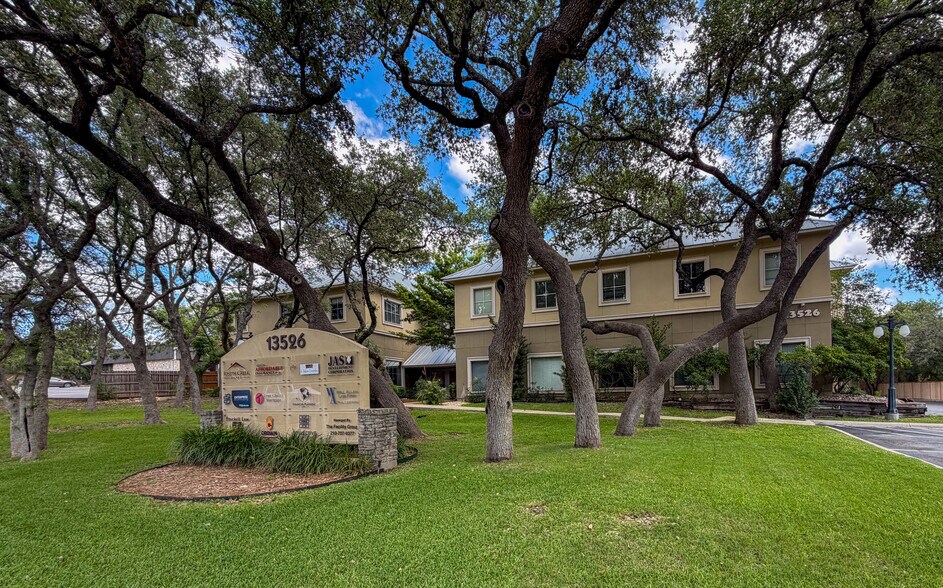 13526 George Rd, San Antonio, TX à louer - Photo du bâtiment - Image 3 de 15