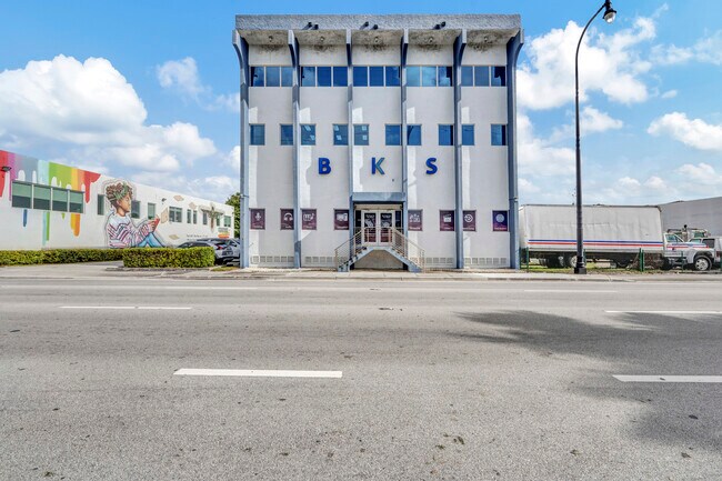 Plus de détails pour 5465 NW 36th St, Miami Springs, FL - Bureau à vendre