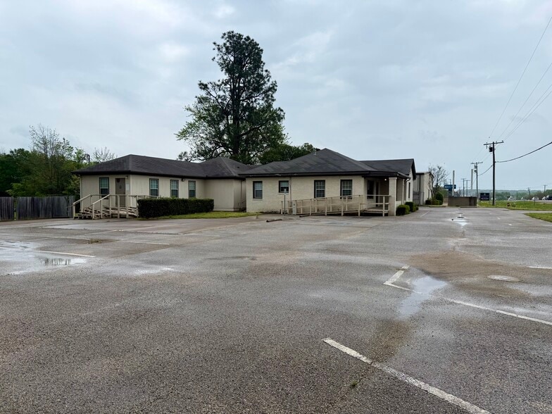 2410 S Main St, Lindale, TX for sale - Building Photo - Image 1 of 31
