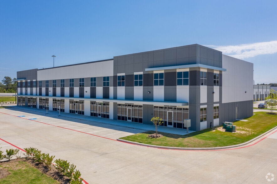 13911 Service Center Dr, Tomball, TX for lease - Building Photo - Image 3 of 8
